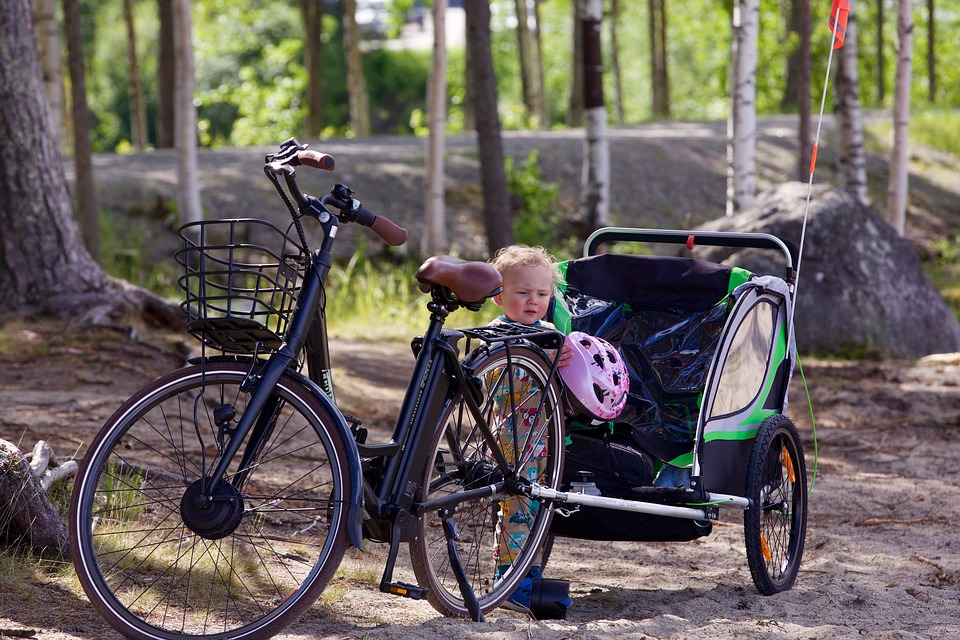 Choisir sa remorque vélo pour transporter son bébé, enfants ou ses courses