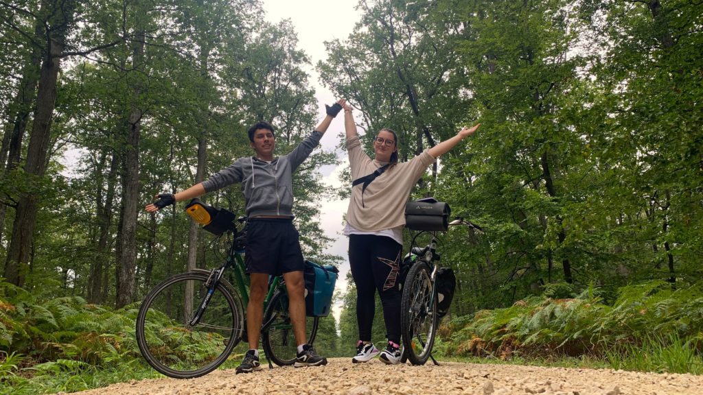 Sébastian et Anaëlle avec leurs vélos dans la forêt de Chambord
