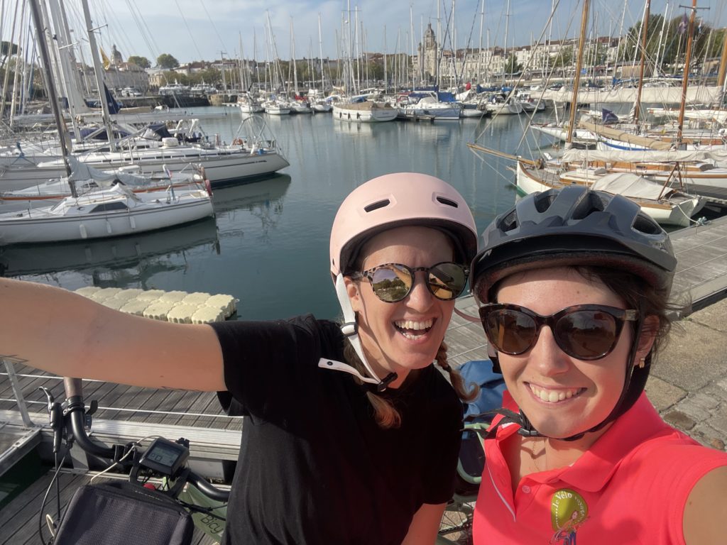 2 cyclistes avec casques et lunettes sur le port de La Rochelle, affaires à vélo