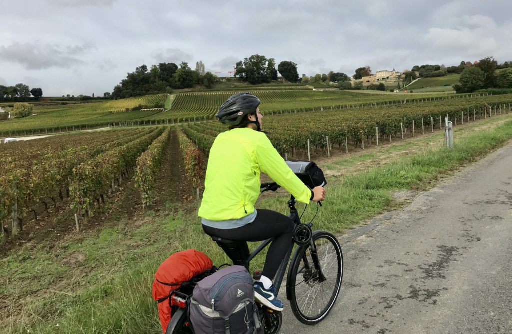 cycliste à vélo de dos avec un casque dans les vignobles de Monbazillac, affaires à vélo