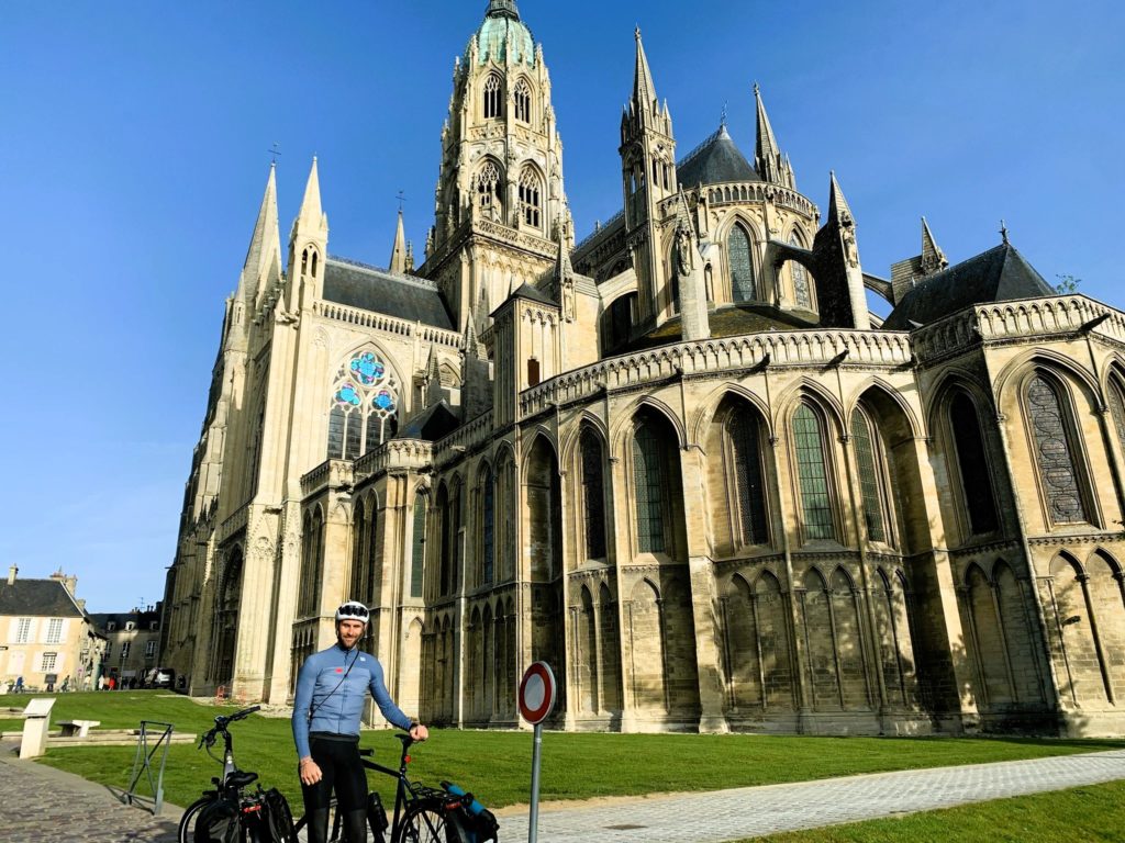 cycliste devant Cathédrale de Bayeux