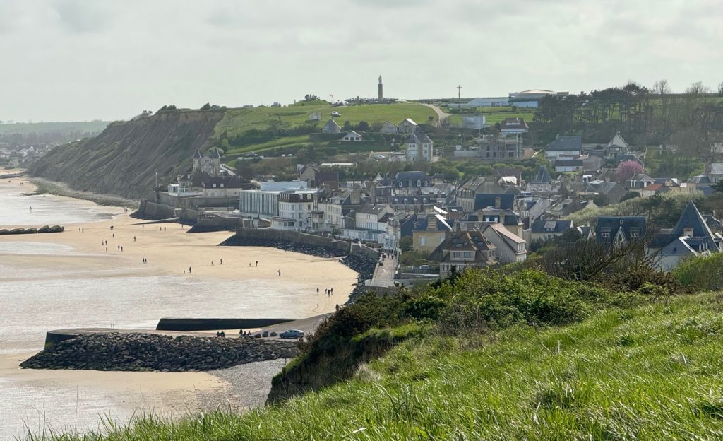 Vue de hauteur sur Arromanches-les-Bains, destination vélo
