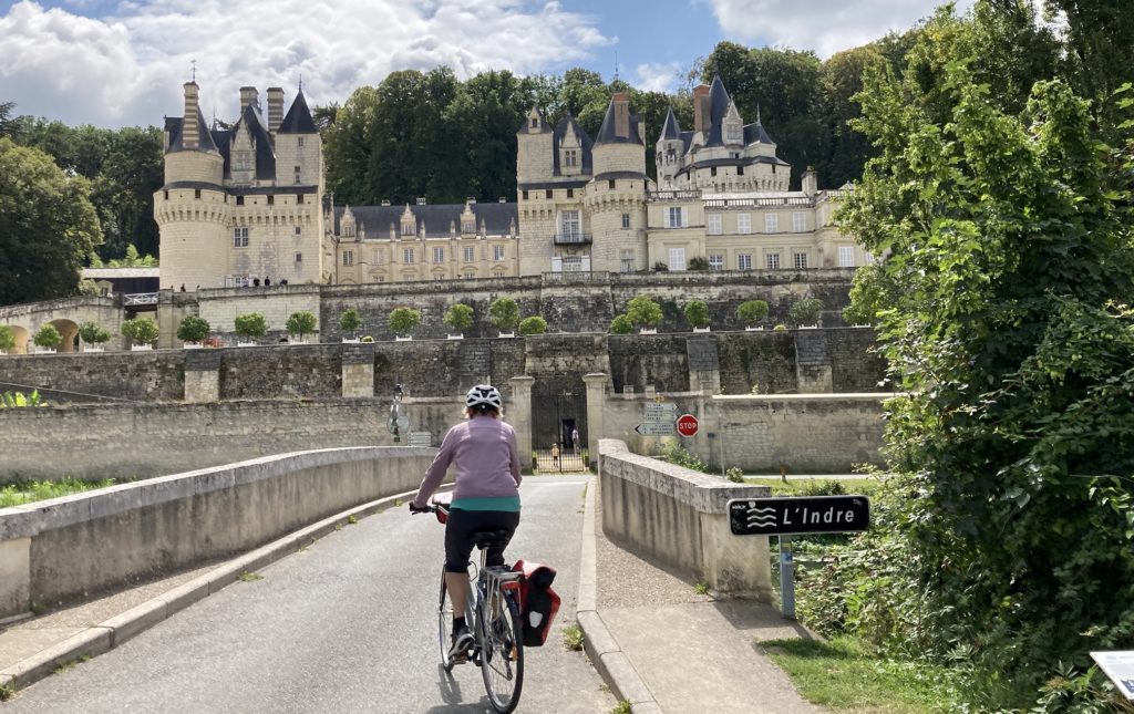 Château d'Ussé avec cycliste de dos