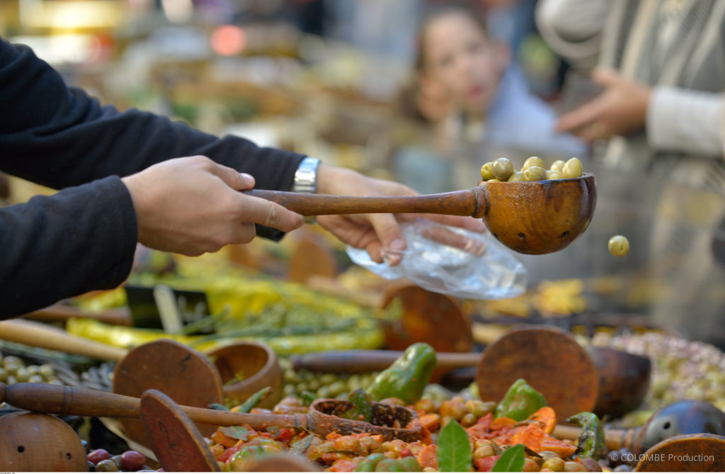 Vente d'olives dans un marché dans le sud