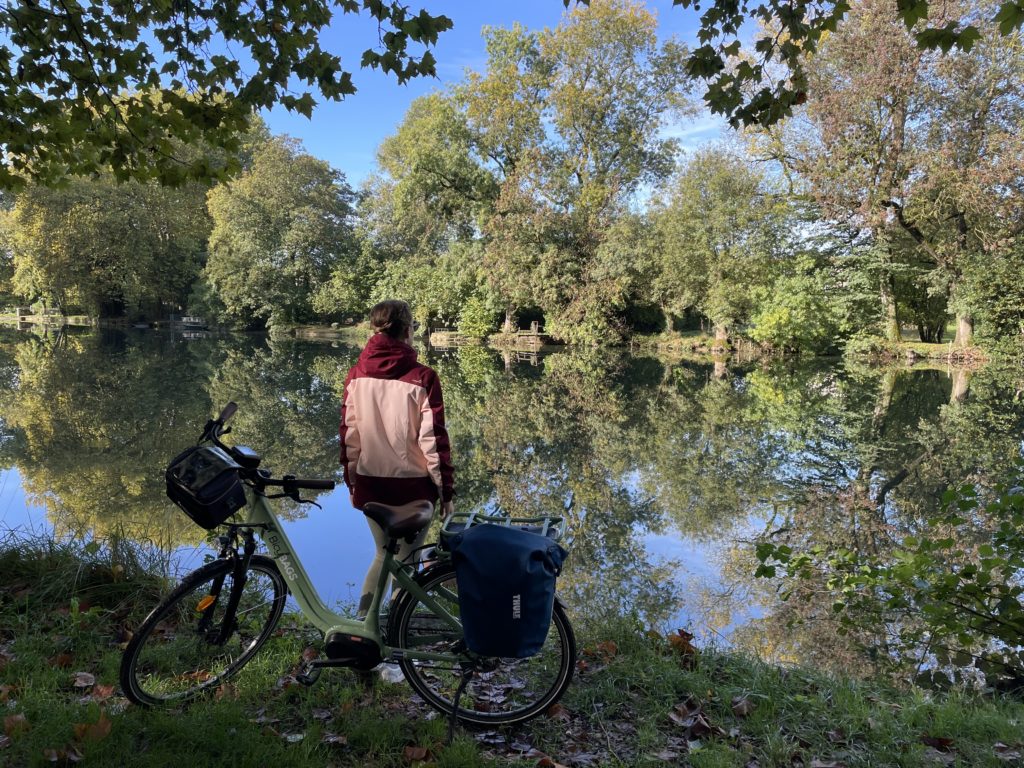 cycliste devant marais dans la marais poitevin