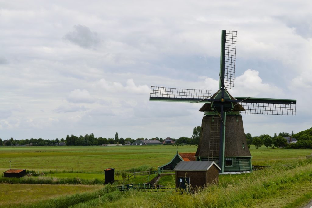 Moulin dans campagne hollandaise