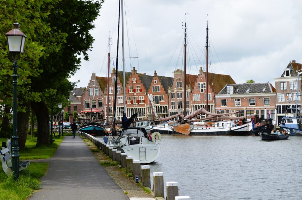 Port hollandais avec maisons traditionnelles