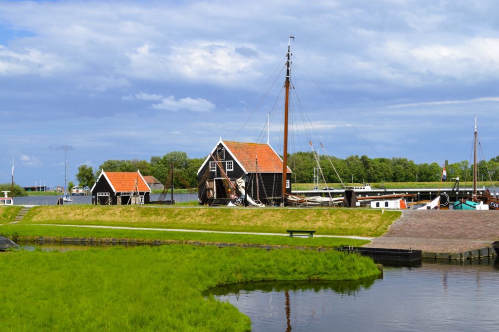 Petites maisons hollandaises au bord de l'eau