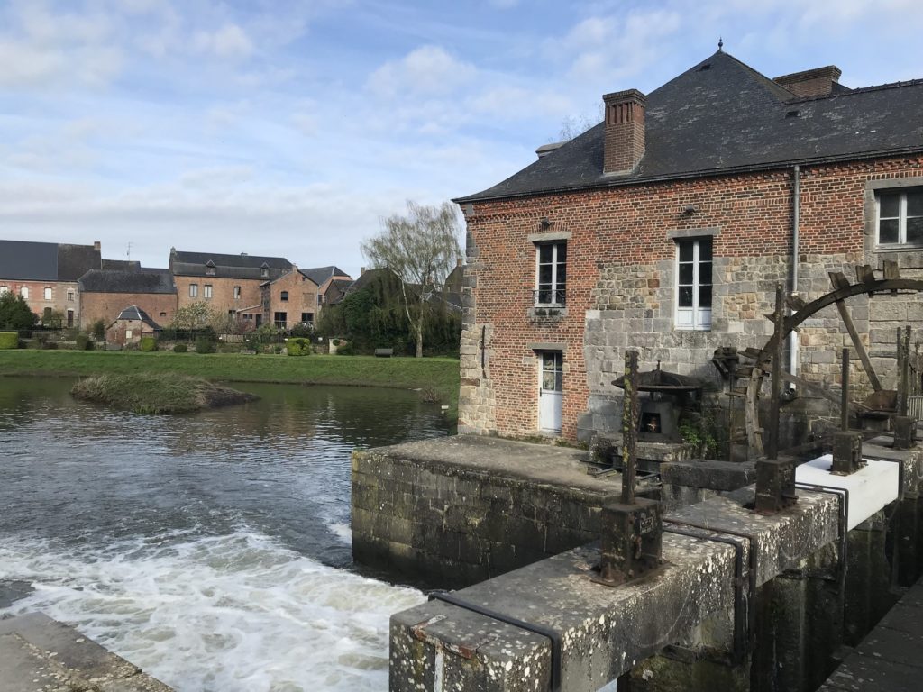 Moulin à eau et bâtiments en brique rouge du nord de la France