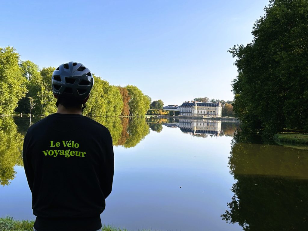 cycliste de dos face au château de Rambouillet