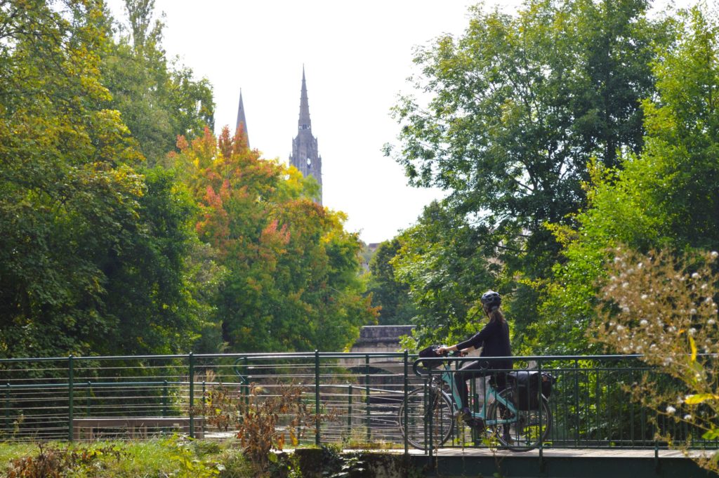 cycliste sur pont face à Chartres