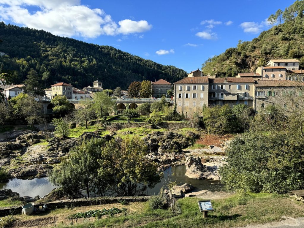 village en hauteur et rivière en bas