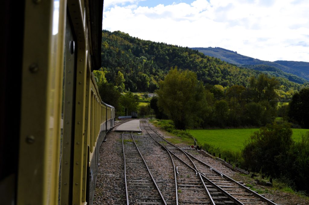 vue sur rail depuis train à vapeur